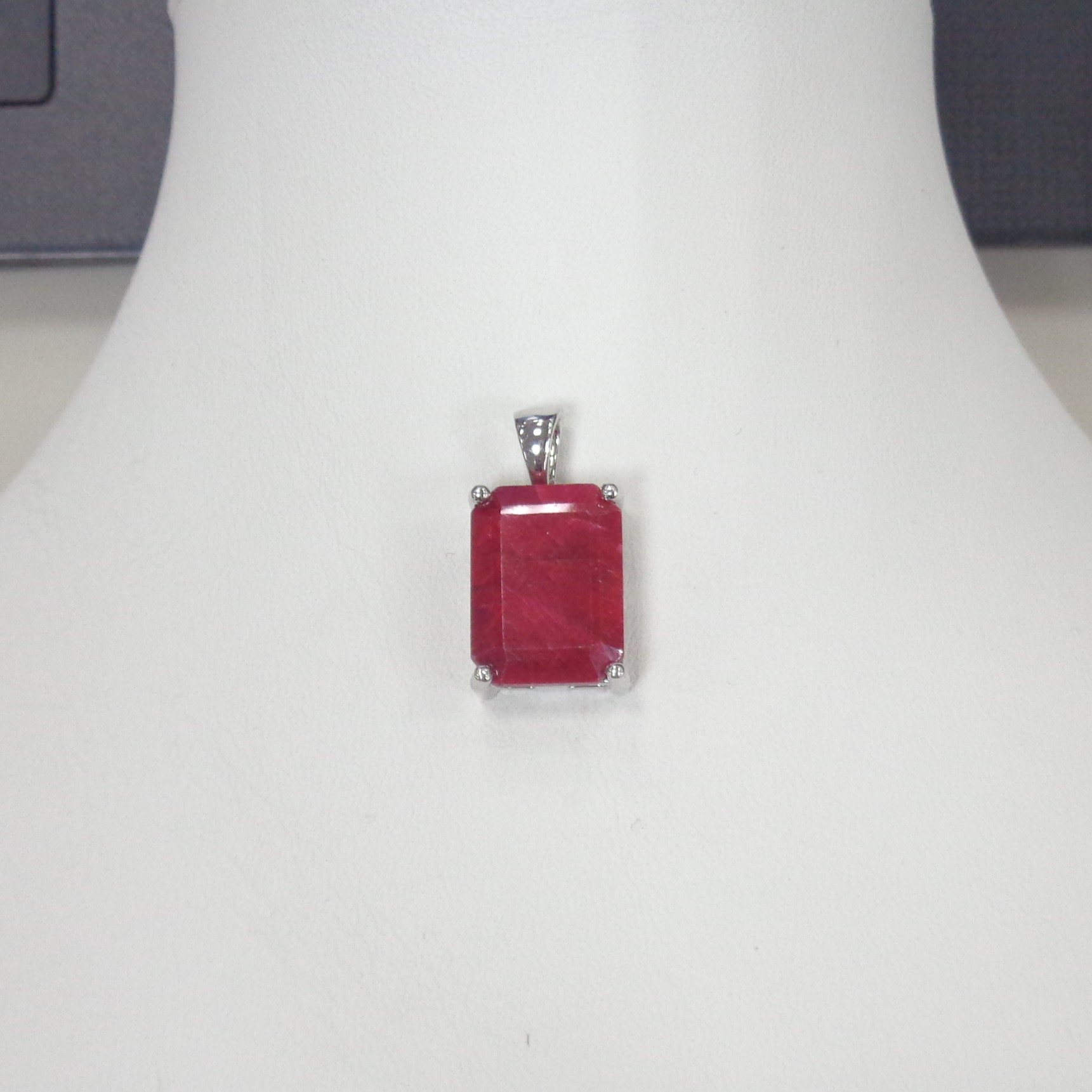 Серебряная подвеска с корундом